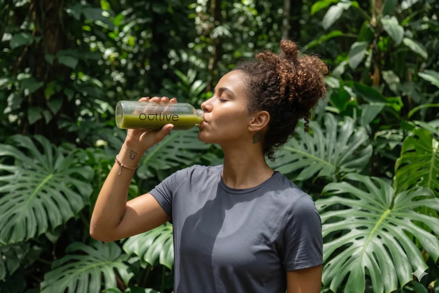 Mulher bebendo Outlive em meio à natureza